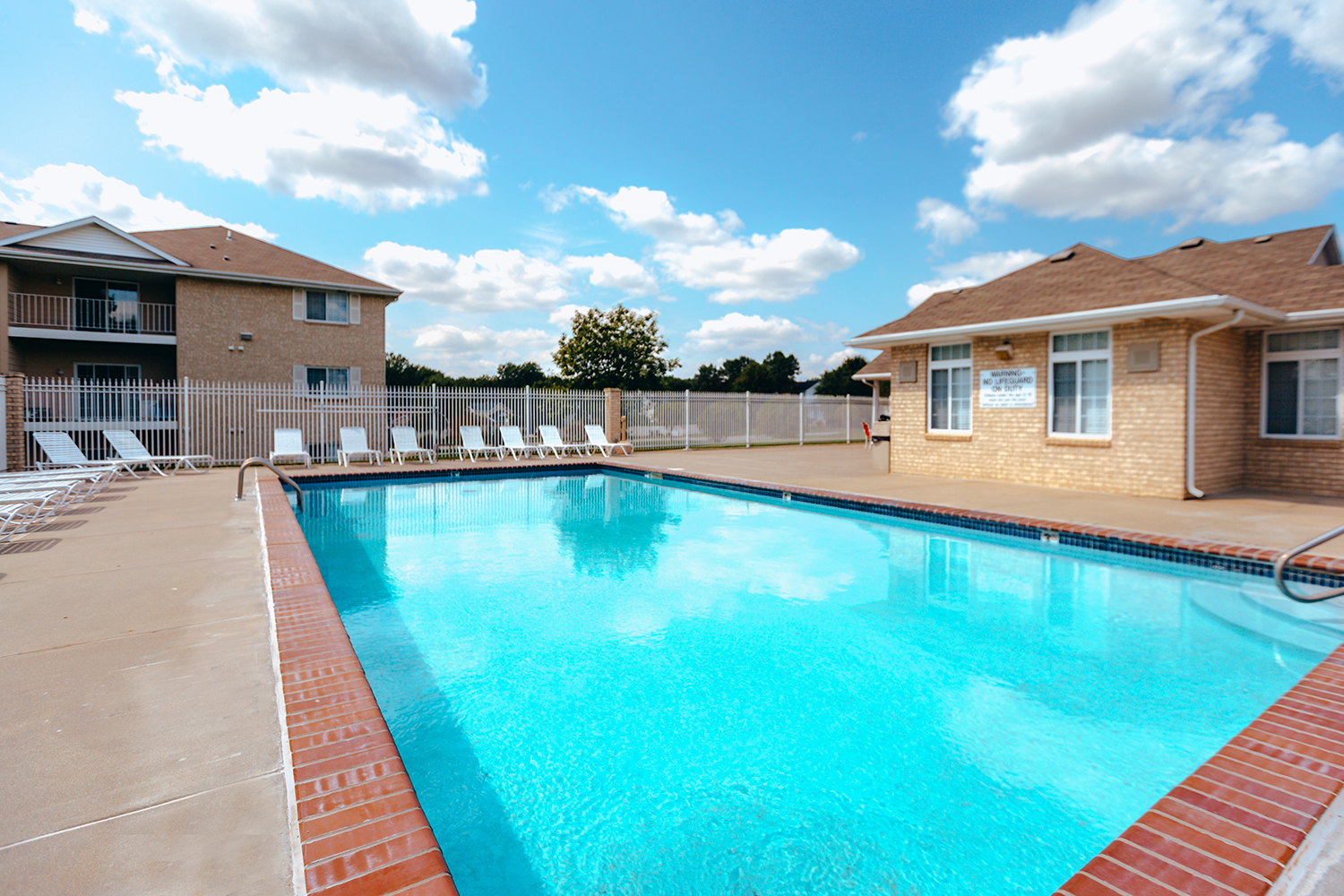 Swimming pool at Sunridge Apartments